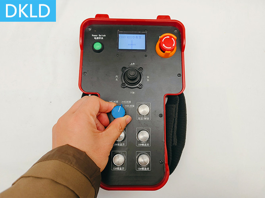 Control remoto para cuatro carretillas de limpieza de brazos robóticos