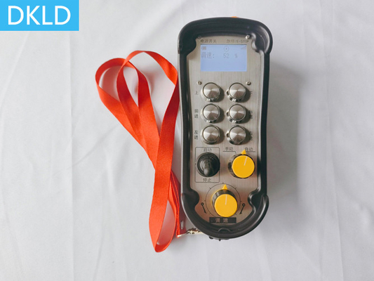 Control remoto industrial inalámbrico con interruptor de 4 canales en un entorno de campo electromagnético fuerte