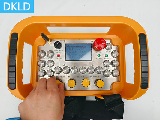 Control remoto inalámbrico industrial que puede emitir datos de configuración y proporcionar un modo de retroalimentación bidireccional